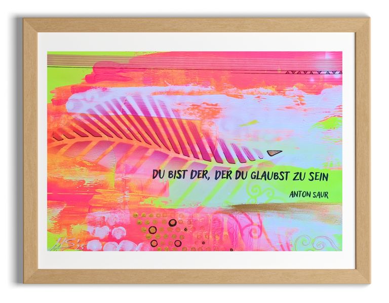 Buntes Gemälde mit abstrakten Mustern und Schriftzug "Du bist der, der du glaubst zu sein" von Anton Saur, eingerahmt in einem holzfarbenen Bilderrahmen.